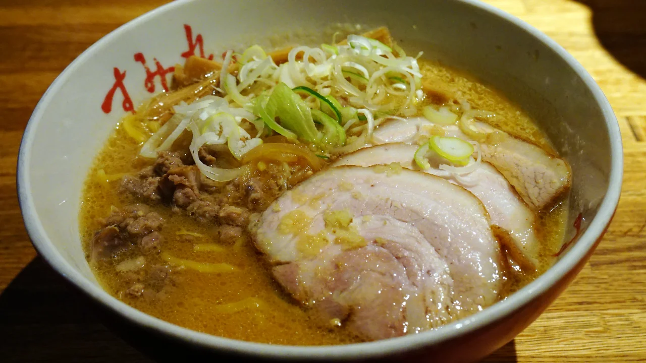 Tô mì Miso Ramen nóng hổi bắp ngọt bơ tươi ăn kèm thịt xá xíu đậm đà tại phố Susukino Sapporo Hokkaido