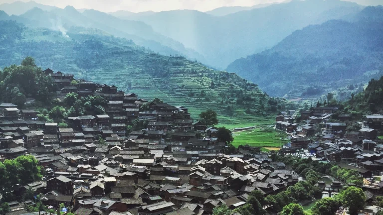 Bản làng người Miêu Trại Tương Tây nép mình bên sườn đồi với kiến trúc gỗ truyền thống