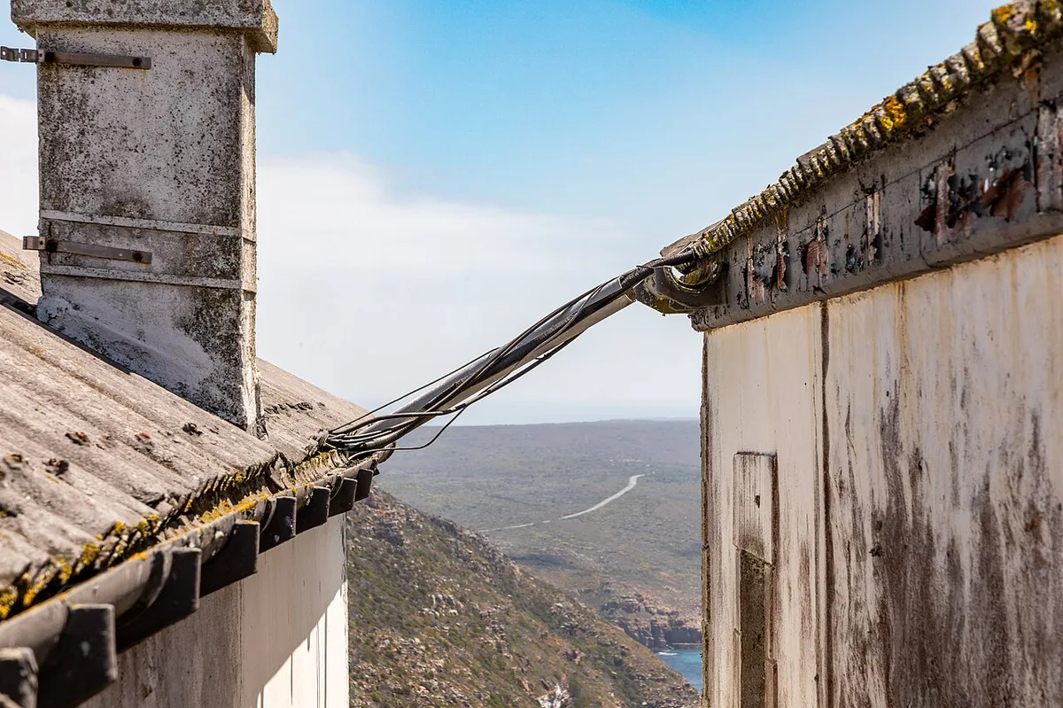 Ngọn hải đăng cổ kính tại Mũi Điểm Cape Point sừng sững trên đỉnh vách đá