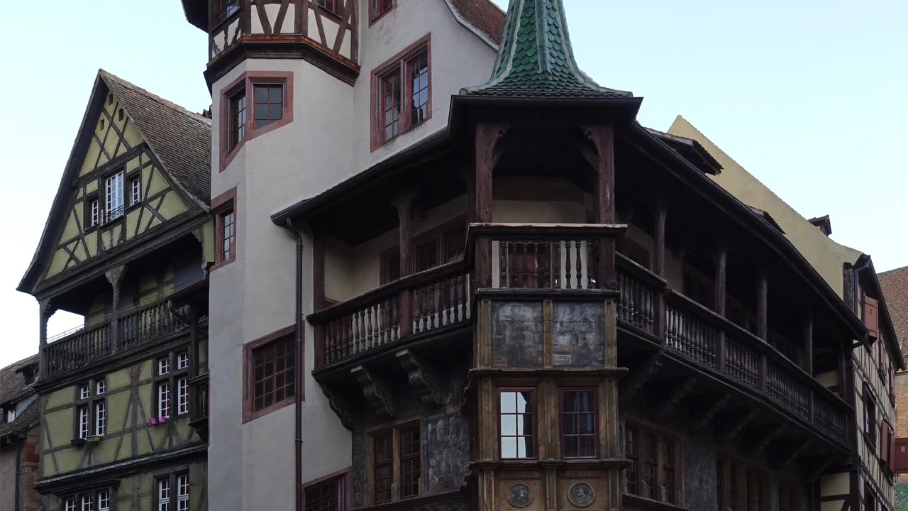 Tòa nhà lịch sử Maison Pfister xây dựng từ năm 1537 với tháp pháo gỗ và các bức bích họa tuyệt đẹp ở Colmar