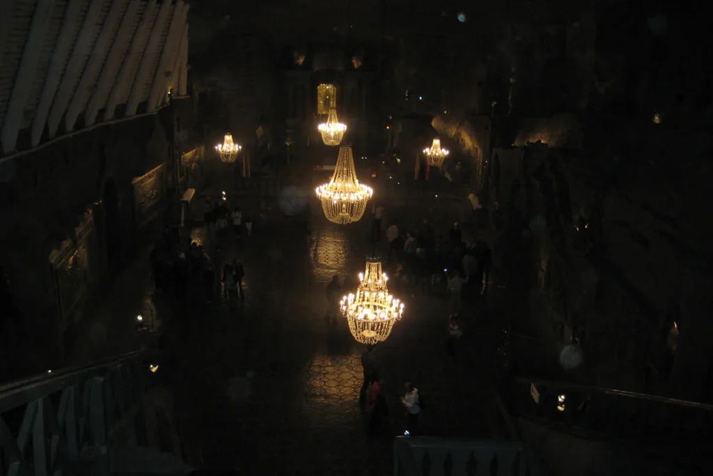 Nhà nguyện Thánh Kinga rực rỡ ánh đèn chùm muối tinh thể tại Mỏ muối Wieliczka Ba Lan