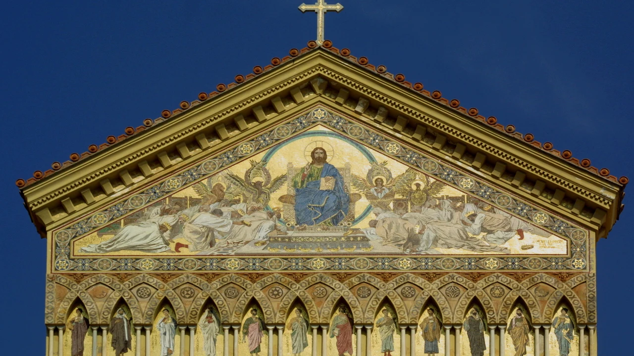 Mặt tiền khảm vàng lộng lẫy và những bậc thang đá hùng vĩ của nhà thờ Duomo di Amalfi tại Ý
