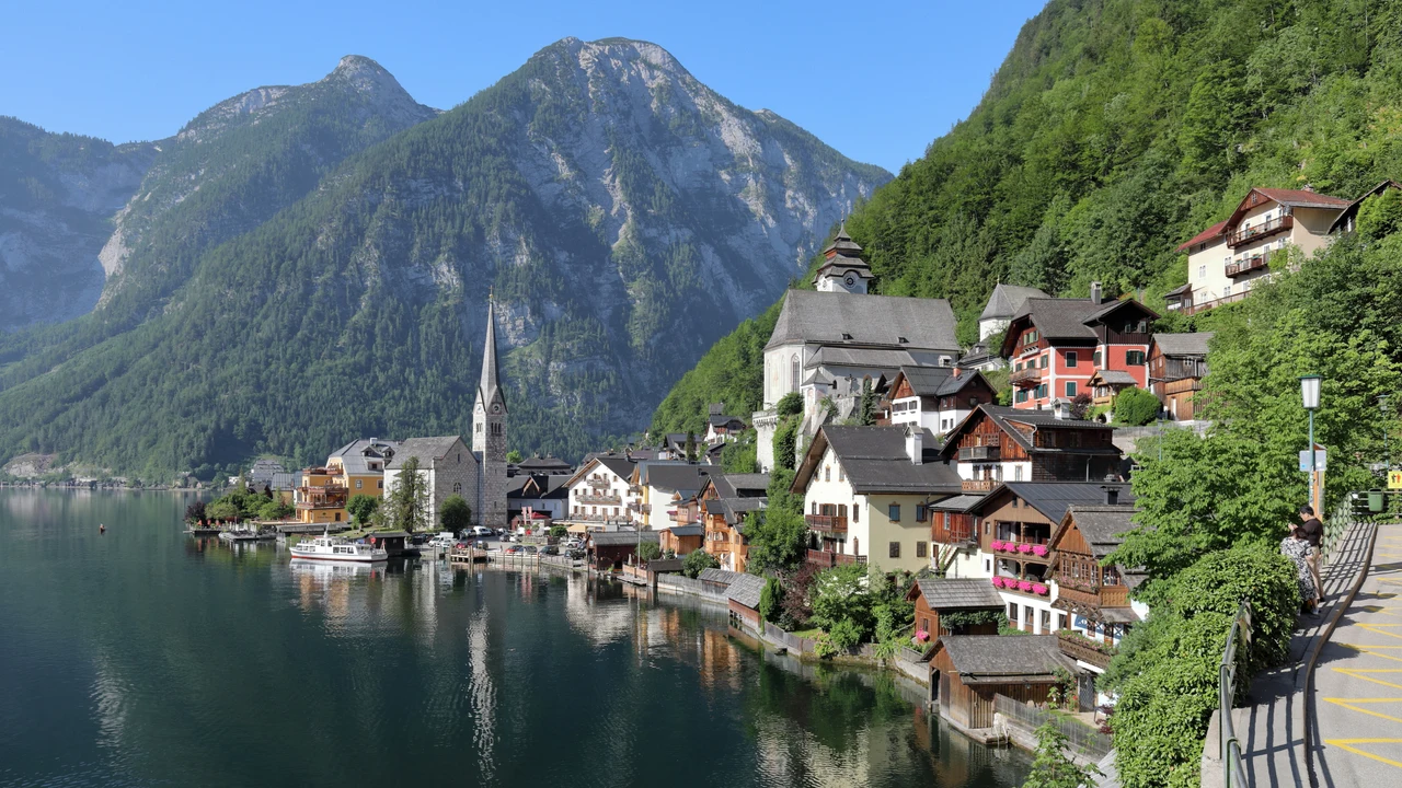 Tháp chuông nhà thờ Tin Lành nhô cao giữa những ngôi nhà gỗ mái dốc tại làng cổ Hallstatt Áo