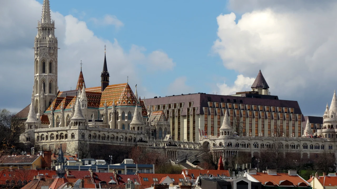 Các tháp nhọn trắng muốt của Pháo đài Fisherman's Bastion nhìn ra dòng sông Danube và tòa nhà Quốc hội