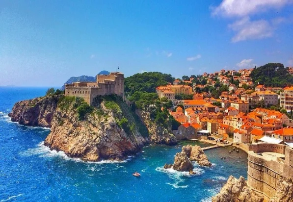 Phố cổ Dubrovnik và pháo đài bên biển Adriatic Croatia