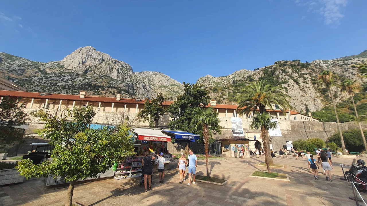 Quảng trường và các dãy phố cổ lát đá cẩm thạch trầm mặc tại Old Town Kotor Montenegro