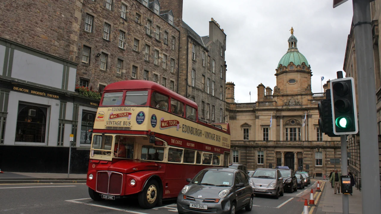 Phố cổ Royal Mile lát đá cuội uốn lượn qua những tòa nhà Trung Cổ tại thủ phủ Edinburgh Scotland