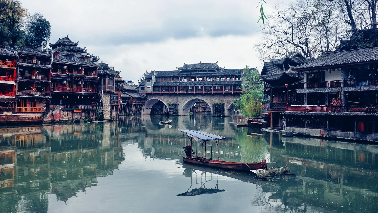 Phượng Hoàng Cổ Trấn Hồ Nam với những ngôi nhà sàn Điếu Cước Lâu bằng gỗ mộc mạc