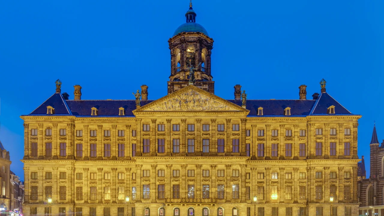 Quảng trường Dam tấp nập người qua lại với Cung điện Hoàng gia Amsterdam bằng sa thạch đồ sộ