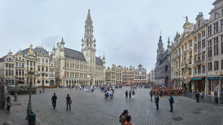 Quảng trường Lớn Grand Place rực rỡ ánh vàng với tháp chuông Tòa thị chính phong cách Gothic vút cao