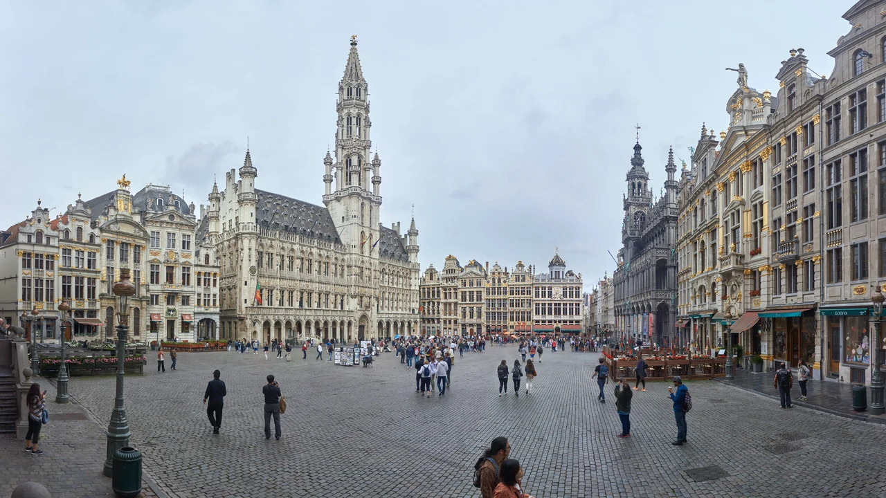 Quảng trường Lớn Grand Place rực rỡ ánh vàng với tháp chuông Tòa thị chính phong cách Gothic vút cao