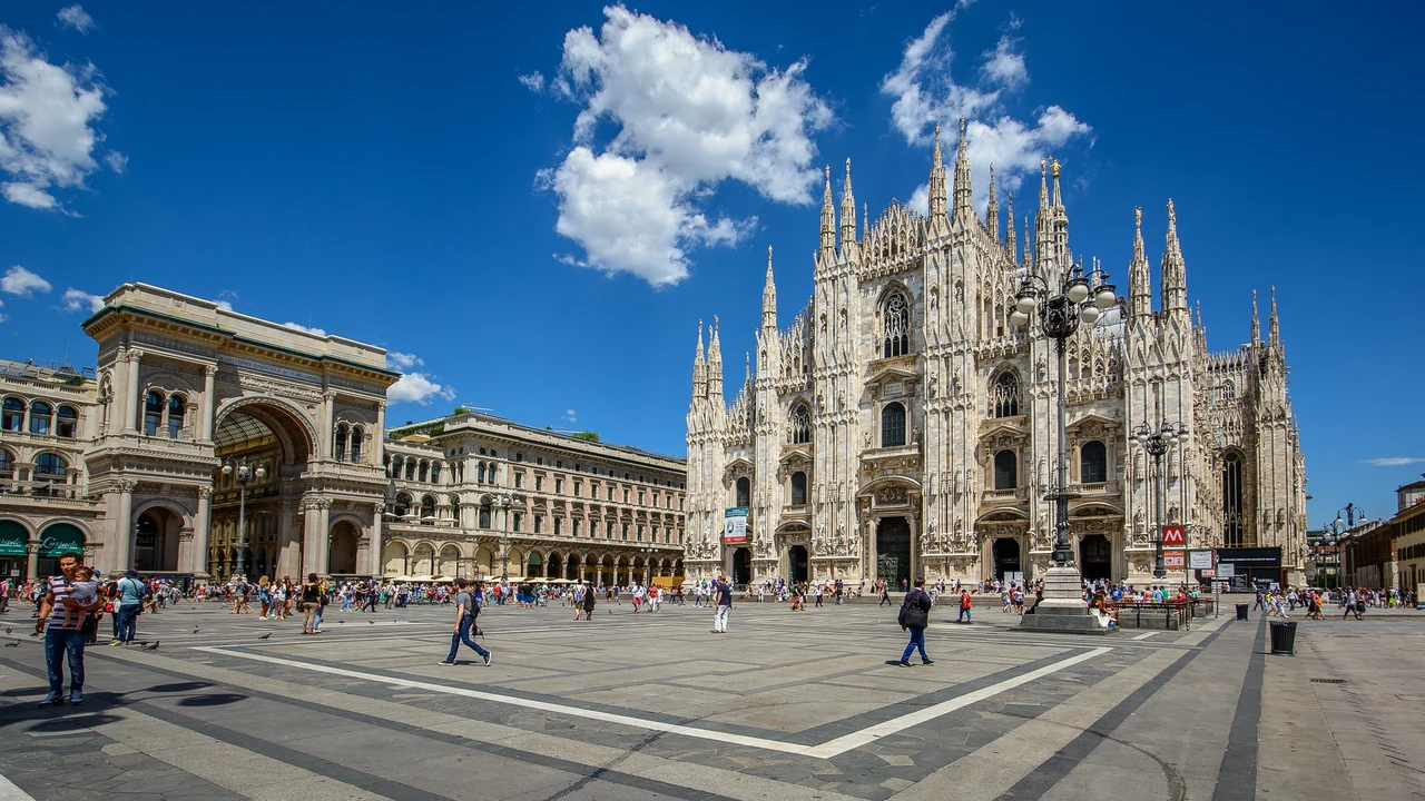 Toàn cảnh Quảng trường Piazza del Duomo tấp nập người qua lại trước thềm thánh đường tráng lệ tại Milan