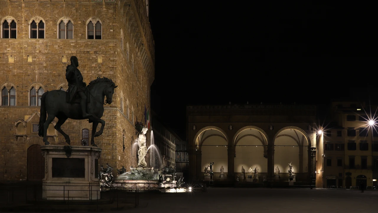 Quảng trường Signoria với Tòa thị chính Palazzo Vecchio và các pho tượng điêu khắc đá cẩm thạch tráng lệ