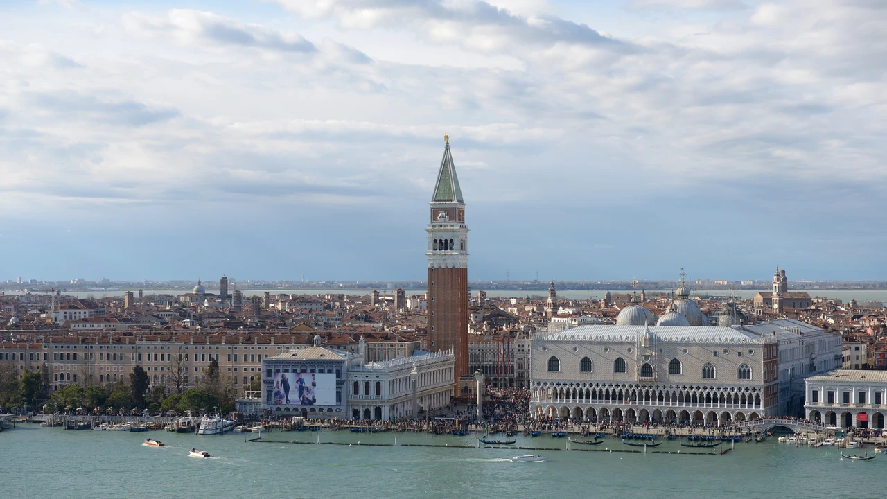 Toàn cảnh Quảng trường San Marco với tháp chuông Campanile và Vương cung thánh đường mái vòm Byzantine hướng ra biển