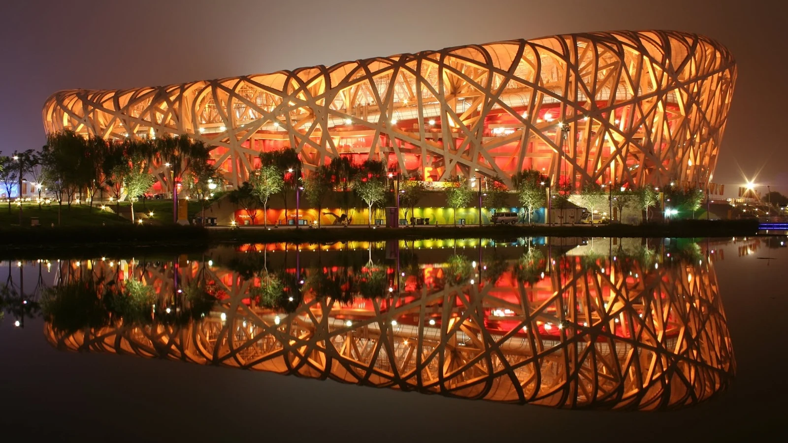 Sân vận động Tổ Chim Olympic Bắc Kinh với cấu trúc thép uốn lượn độc đáo dưới nền trời xanh