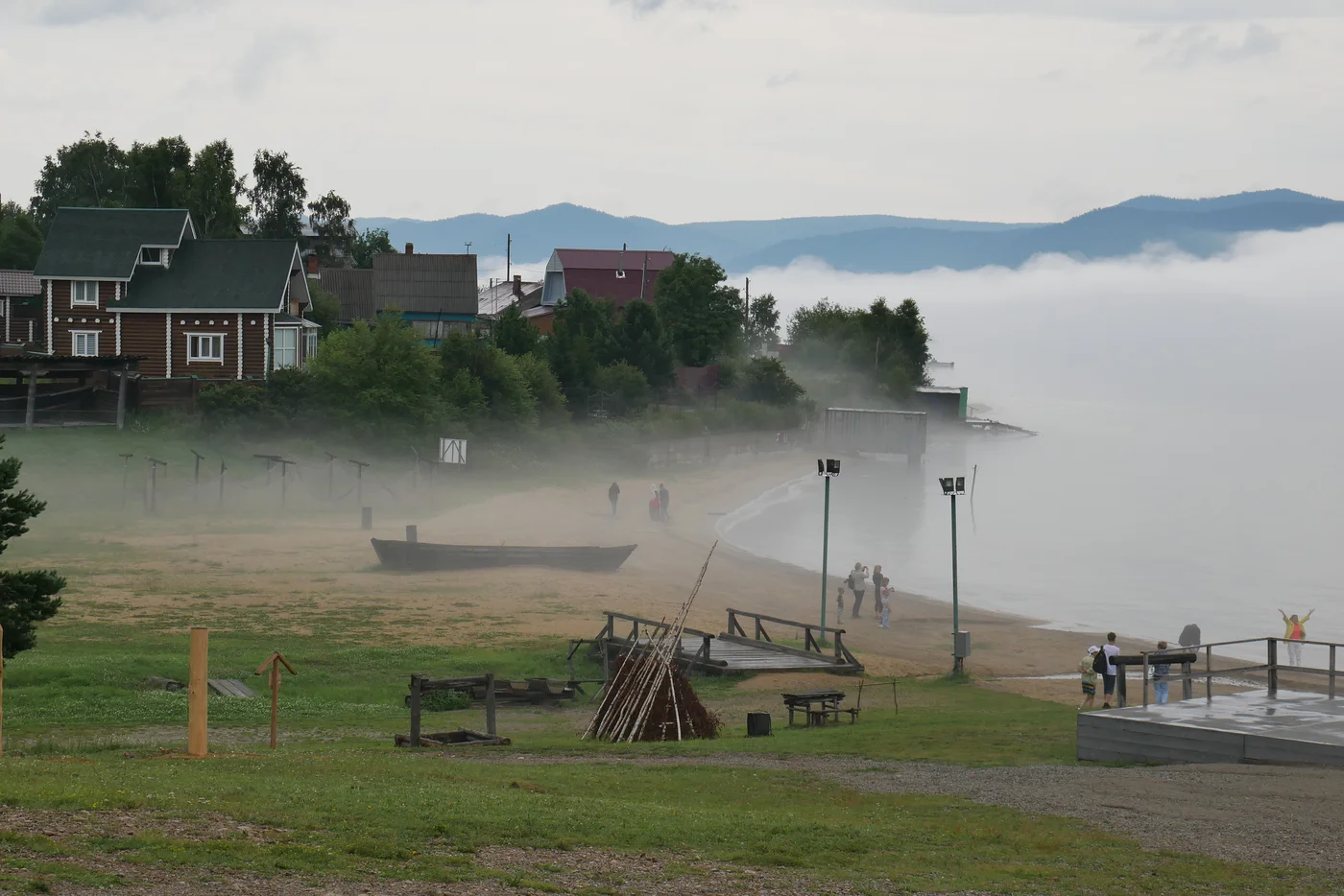 Bờ sông Angara thơ mộng tại thành phố Irkutsk Siberia