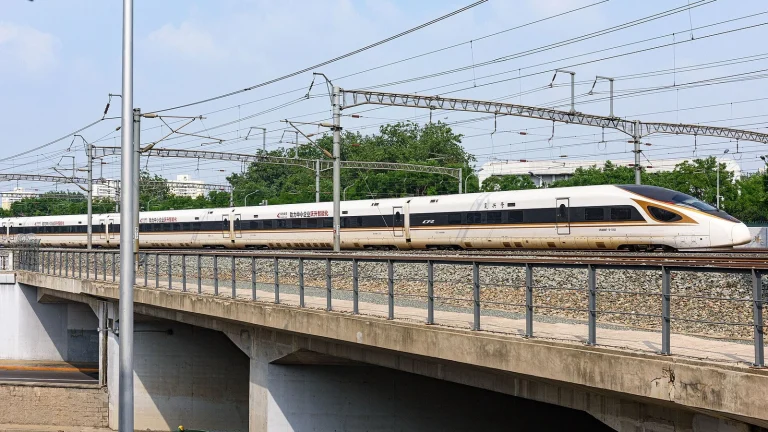 Đoàn tàu cao tốc Fuxing Trung Quốc tại sân ga