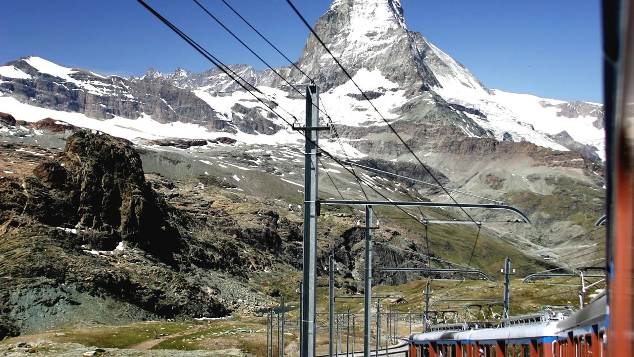 Đoàn tàu hỏa bánh răng Gornergrat leo sườn dốc núi tuyết ngắm toàn cảnh đỉnh Matterhorn Thụy Sĩ