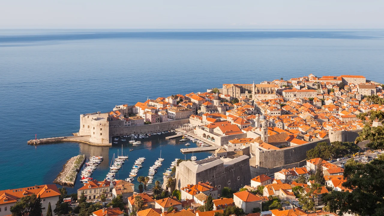 Toàn cảnh bức tường thành đá trắng cổ kính Dubrovnik nhô ra biển ngọc bích Adriatic tại Croatia