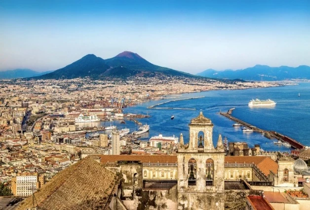 Toàn cảnh thành phố biển Naples nhìn ra núi lửa Vesuvius Ý