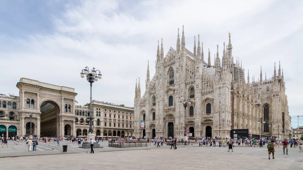 Mặt tiền thánh đường Duomo di Milano với hàng trăm ngọn tháp nhọn Gothic và tượng điêu khắc đá cẩm thạch trắng xóa