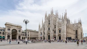 Mặt tiền thánh đường Duomo di Milano với hàng trăm ngọn tháp nhọn Gothic và tượng điêu khắc đá cẩm thạch trắng xóa