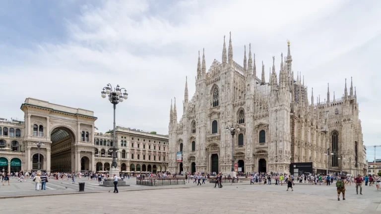 Mặt tiền thánh đường Duomo di Milano với hàng trăm ngọn tháp nhọn Gothic và tượng điêu khắc đá cẩm thạch trắng xóa