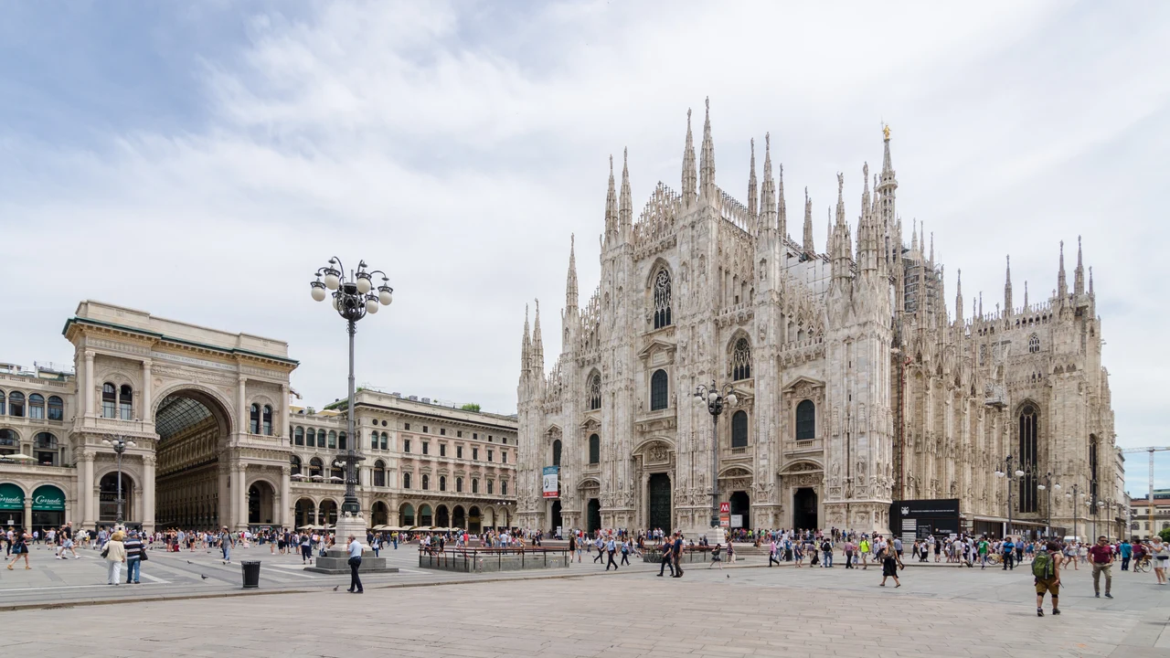 Mặt tiền thánh đường Duomo di Milano với hàng trăm ngọn tháp nhọn Gothic và tượng điêu khắc đá cẩm thạch trắng xóa