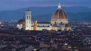 Mái vòm gạch đỏ khổng lồ của Brunelleschi và tháp chuông Giotto sừng sững giữa bầu trời thành phố Florence