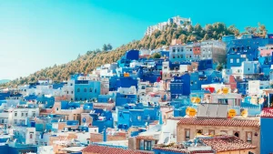 Những con ngõ nhỏ và bậc thềm đá sơn màu xanh ngọc bích tuyệt đẹp tại thành phố Chefchaouen Maroc