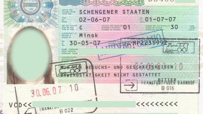 Nhãn dán thị thực Visa du lịch Schengen chính thức trên trang hộ chiếu quốc tế