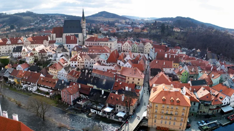 Toàn cảnh thị trấn Trung Cổ Český Krumlov Cộng hòa Séc với lâu đài cổ và mái ngói đỏ uốn quanh dòng sông Vltava