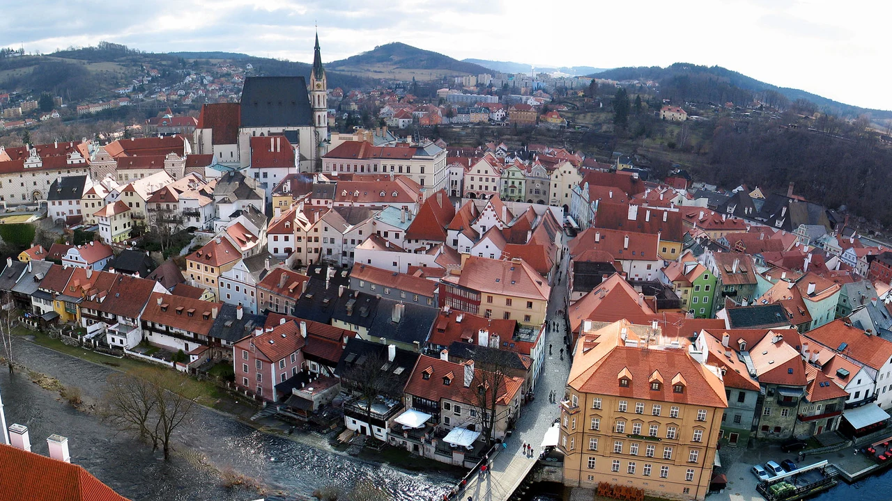 Toàn cảnh thị trấn Trung Cổ Český Krumlov Cộng hòa Séc với lâu đài cổ và mái ngói đỏ uốn quanh dòng sông Vltava