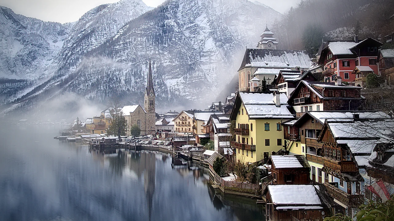 Thị trấn cổ Hallstatt Áo mùa đông tuyết phủ trắng xóa bên hồ nước phẳng lặng và dãy Alps