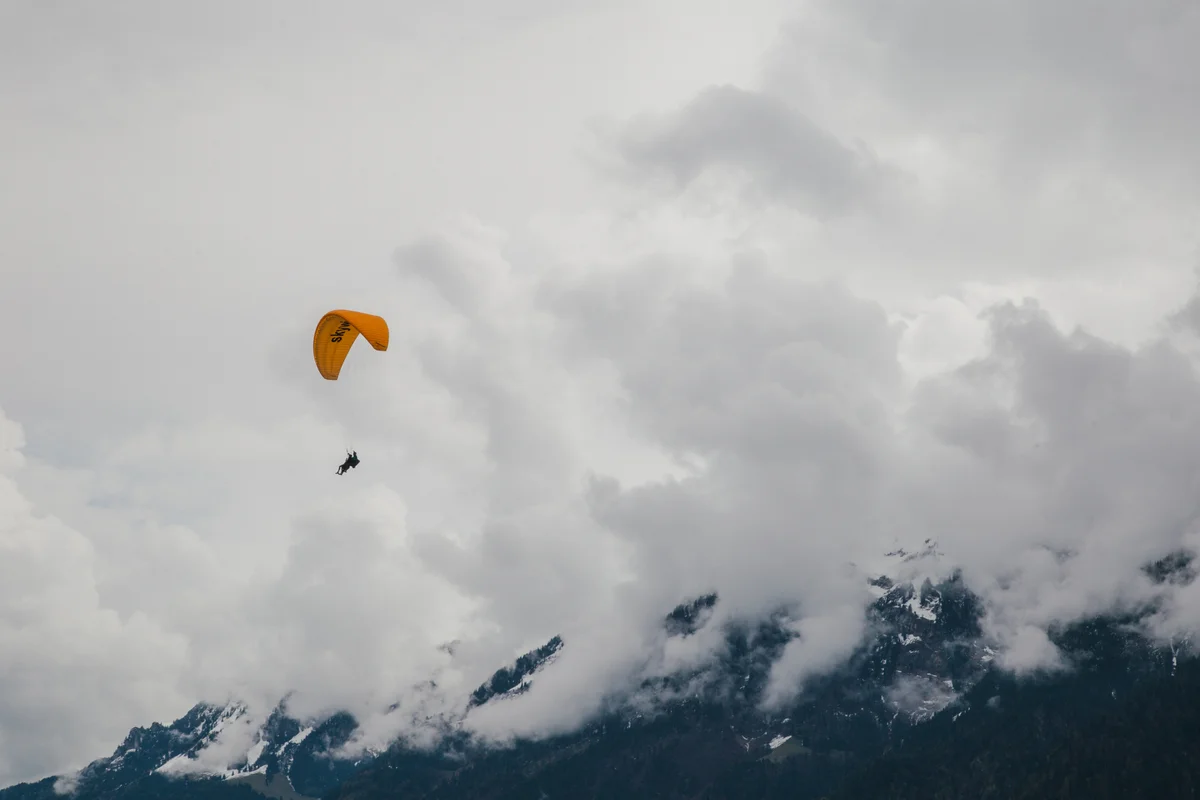 Thị trấn Interlaken trái tim Thụy Sĩ dưới rặng núi tuyết Alps