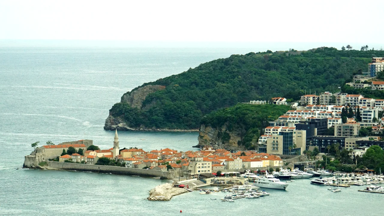 Thành cổ ven biển và bãi biển nước trong vắt tại thiên đường nghỉ dưỡng Budva Montenegro