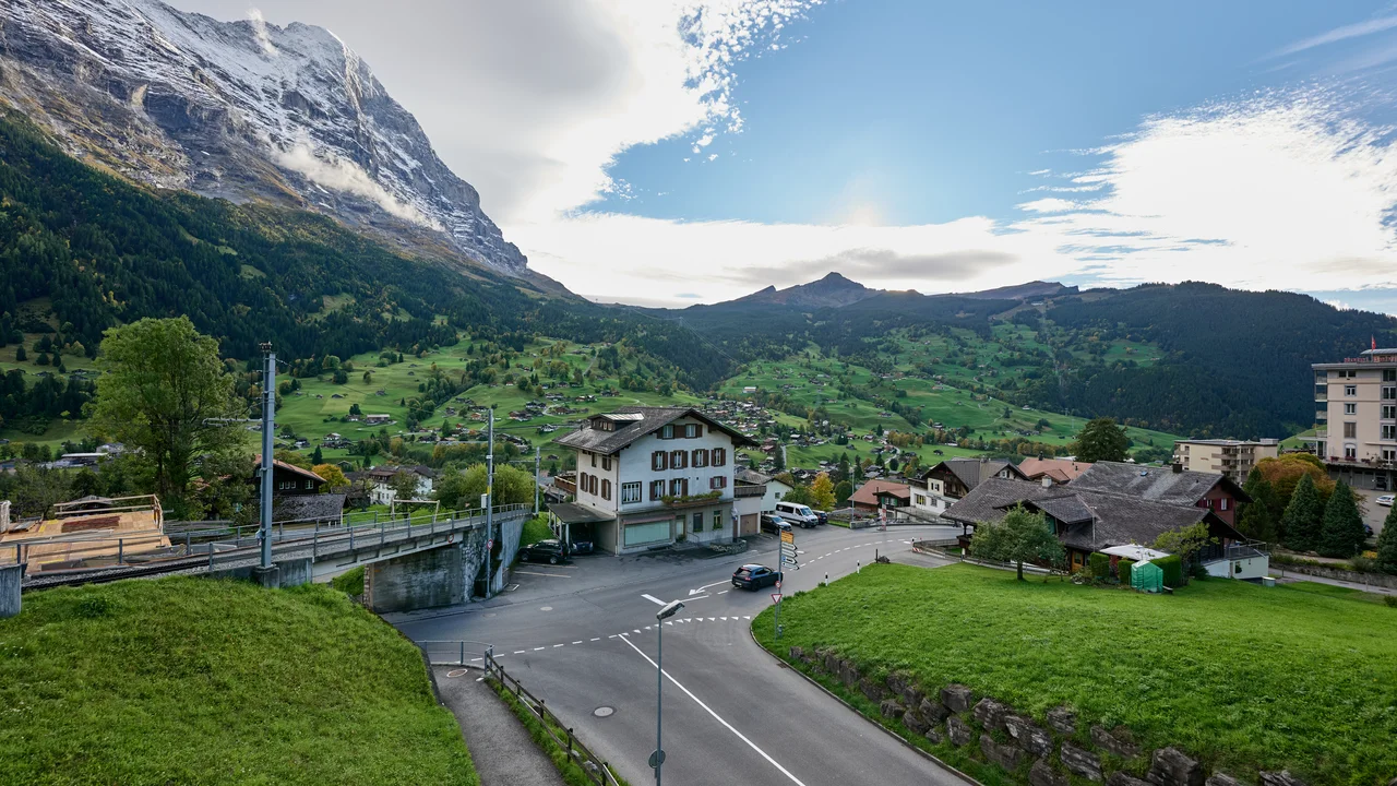 Ngôi làng cổ tích Grindelwald với những nếp nhà gỗ Chalet nép mình dưới chân vách núi tuyết Eiger hùng vĩ tại Thụy Sĩ