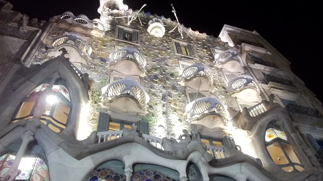 Mặt tiền gốm sứ rực rỡ và ban công hình chiếc mặt nạ độc đáo của tòa nhà Casa Batlló tại Barcelona
