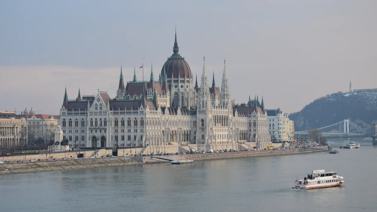 Tòa nhà Quốc hội Hungary kiệt tác kiến trúc Gothic tráng lệ bên dòng sông Danube mùa đông lạnh giá