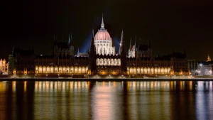 Tòa nhà Quốc hội Hungary rực rỡ ánh đèn vàng soi bóng xuống dòng sông Danube về đêm tại Budapest