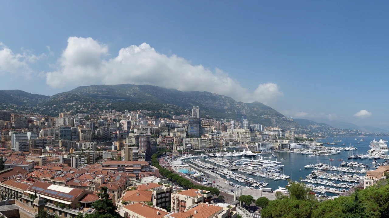 Những tòa nhà cao tầng xa hoa và hàng trăm du thuyền triệu đô neo đậu tại cảng Hercules công quốc Monaco
