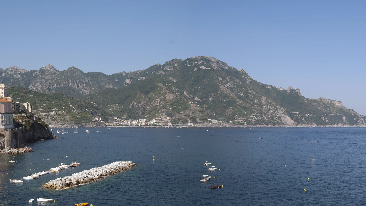 Bờ biển Amalfi với những ngôi làng cổ bám dọc vách núi đá vôi hướng ra vịnh Salerno biển Địa Trung Hải