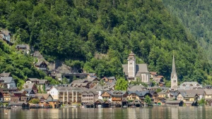 Toàn cảnh ngôi làng cổ tích Hallstatt nước Áo nép mình dưới chân dãy núi Alps soi bóng mặt hồ phẳng lặng
