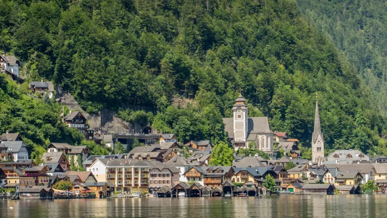 Toàn cảnh ngôi làng cổ tích Hallstatt nước Áo nép mình dưới chân dãy núi Alps soi bóng mặt hồ phẳng lặng
