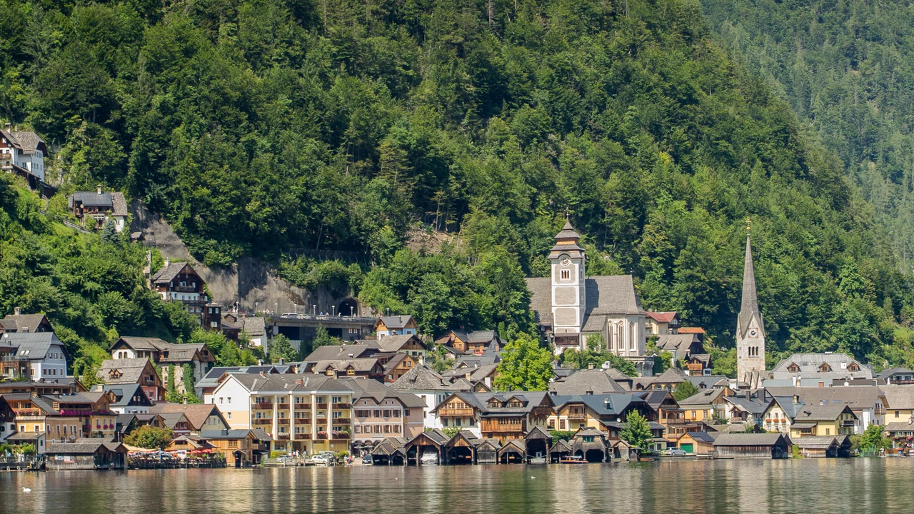 Toàn cảnh ngôi làng cổ tích Hallstatt nước Áo nép mình dưới chân dãy núi Alps soi bóng mặt hồ phẳng lặng
