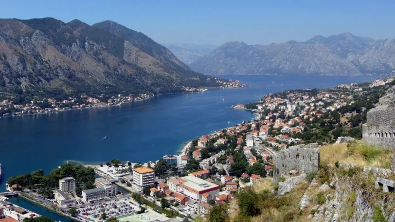 Toàn cảnh Vịnh biển Kotor Boka Kotorska nhìn từ pháo đài San Giovanni trên núi cao tại Montenegro