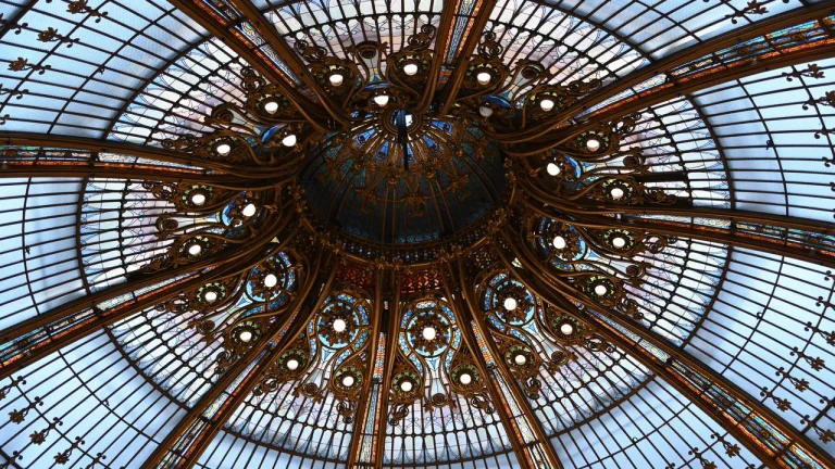 Mái vòm kính hoa nghệ thuật lộng lẫy tại đại trung tâm thương mại Galeries Lafayette Haussmann Paris