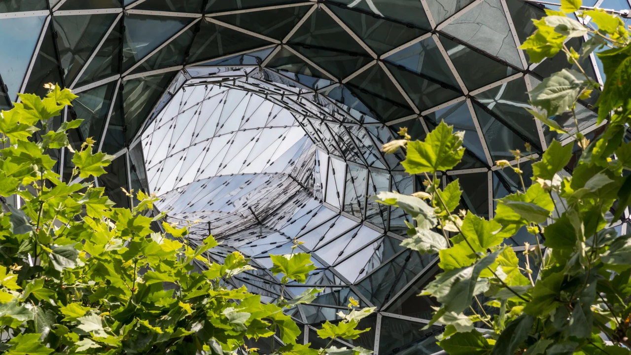 Kiến trúc xoáy kính tương lai bên trong đại trung tâm mua sắm MyZeil tại phố đi bộ Zeil Frankfurt Đức