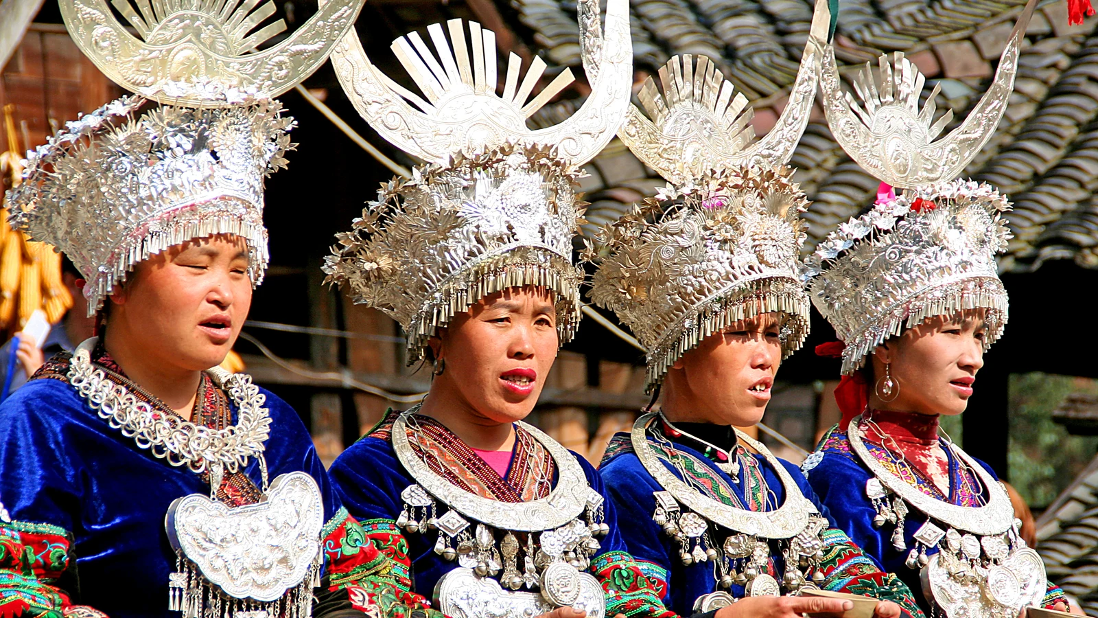 Thiếu nữ dân tộc Miêu trong trang phục truyền thống đón khách tại cổng làng Miêu Trại