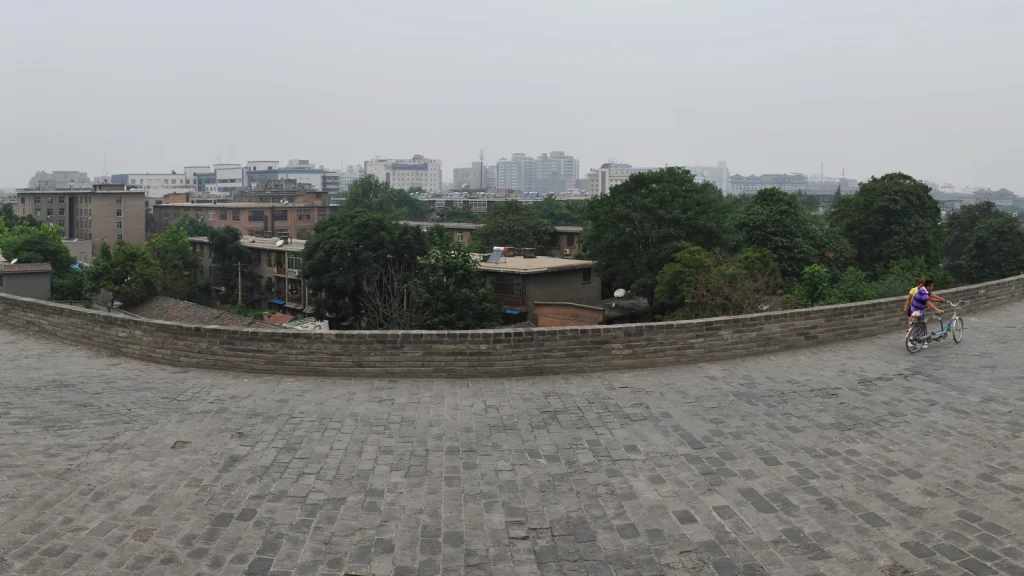 Tường thành cổ Tây An dài gần 14km bao bọc trung tâm cố đô với hào nước và vọng lâu kiên cố